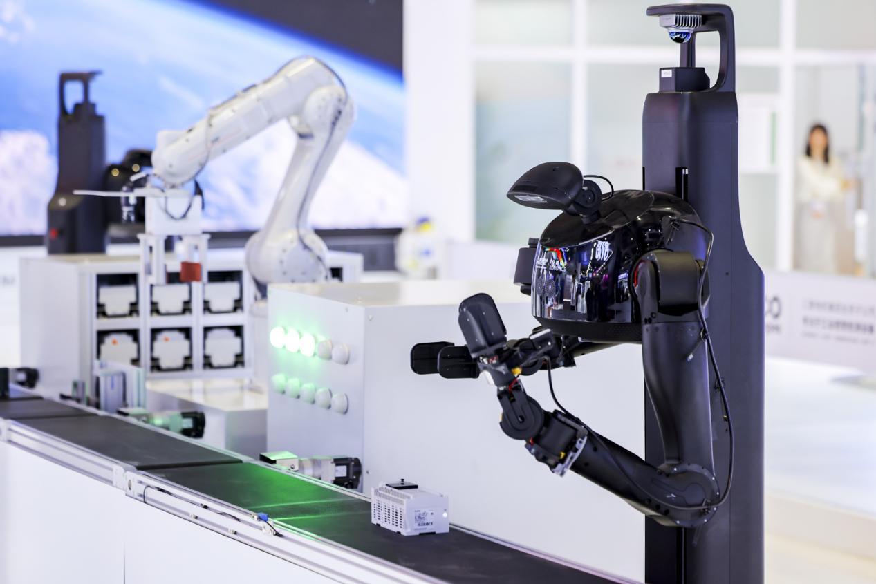 鹿明機器人與三菱電機攜手亮相進博會，以具身智能賦能工業場景智能化升級